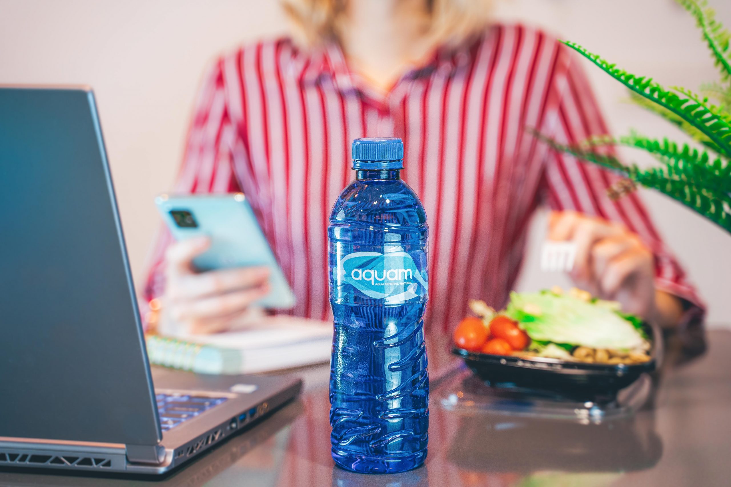 ¿Cómo enfriar una botella de agua rápidamente?